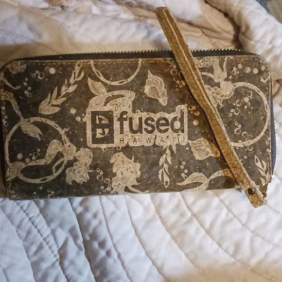 🌈EUC🌈Fused Hawaii Cork Wallet with wrist strap. - Picture 1 of 4